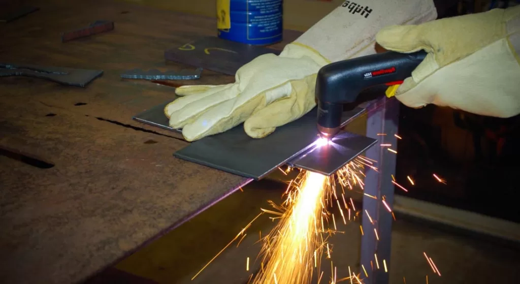 Plasma cutting vs. Oxyfuel cutting: Working principle, advantages, and differences